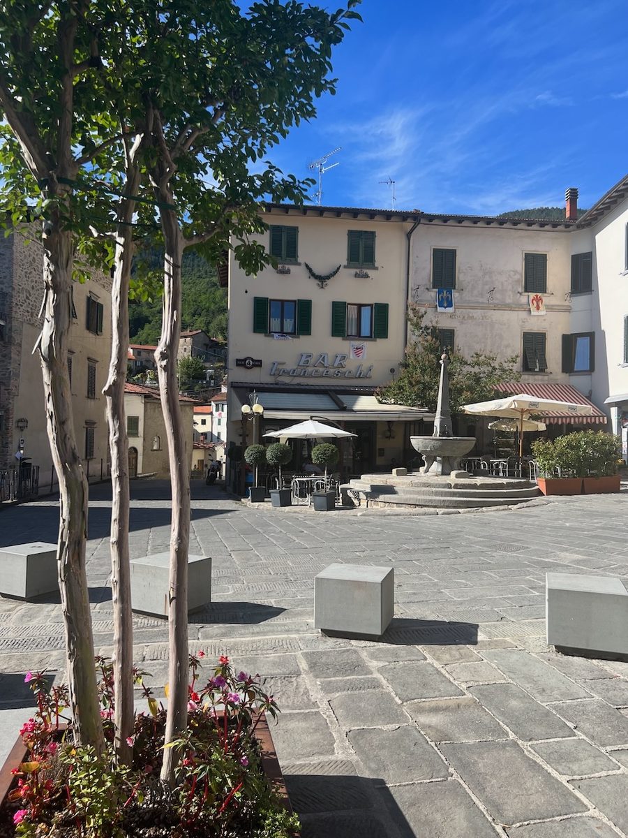 Die Piazza von Gavinana am Tag