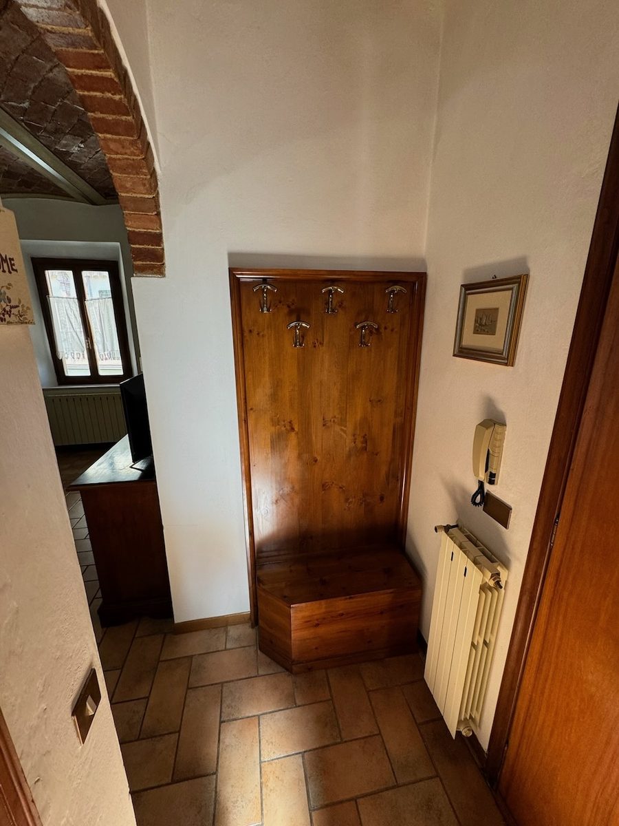 Eingangsbereich mit charakteristischem Backsteinbogen