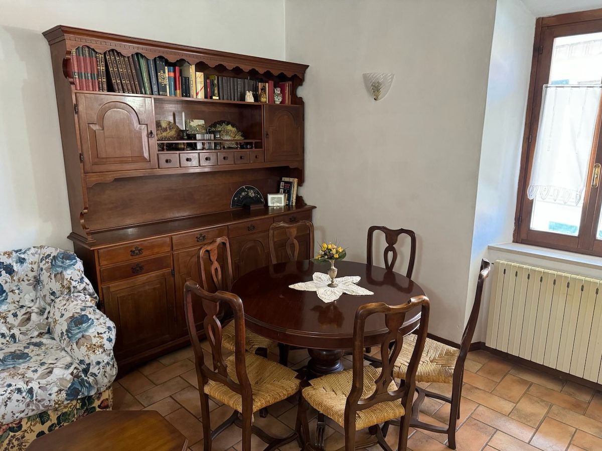 Essbereich mit antikem toskanischem Holzbüfett