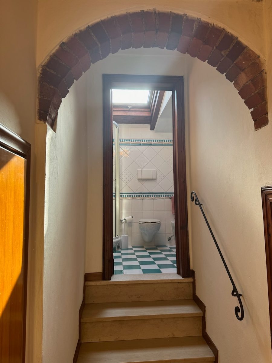 Treppe mit Backsteinbogen zum Badezimmer