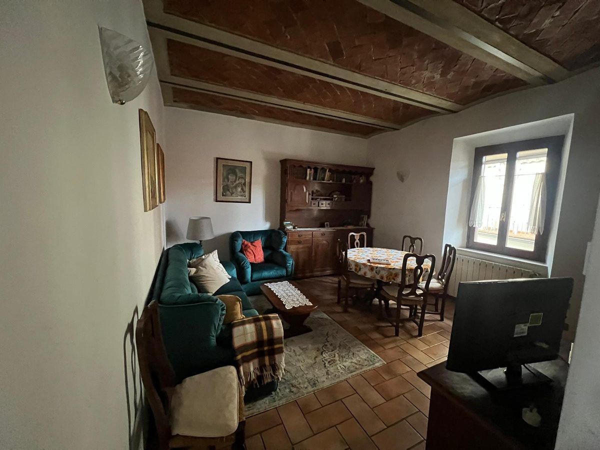 Wohnzimmer il Nido mit Terrakottaboden und toskanischen Holzmöbeln