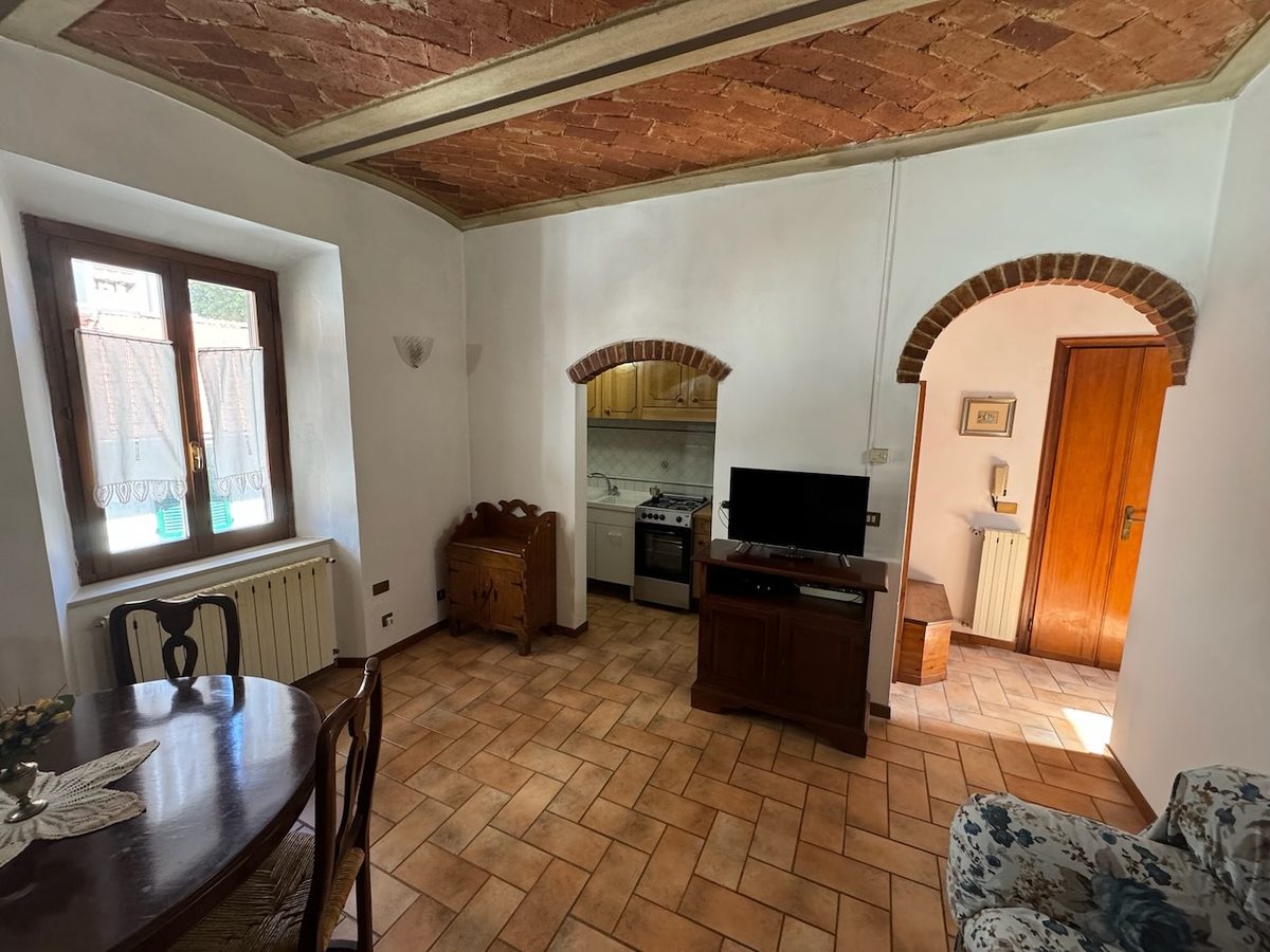 Wohnzimmer der Ferienwohnung il Nido mit charakteristischem Backsteinbogen